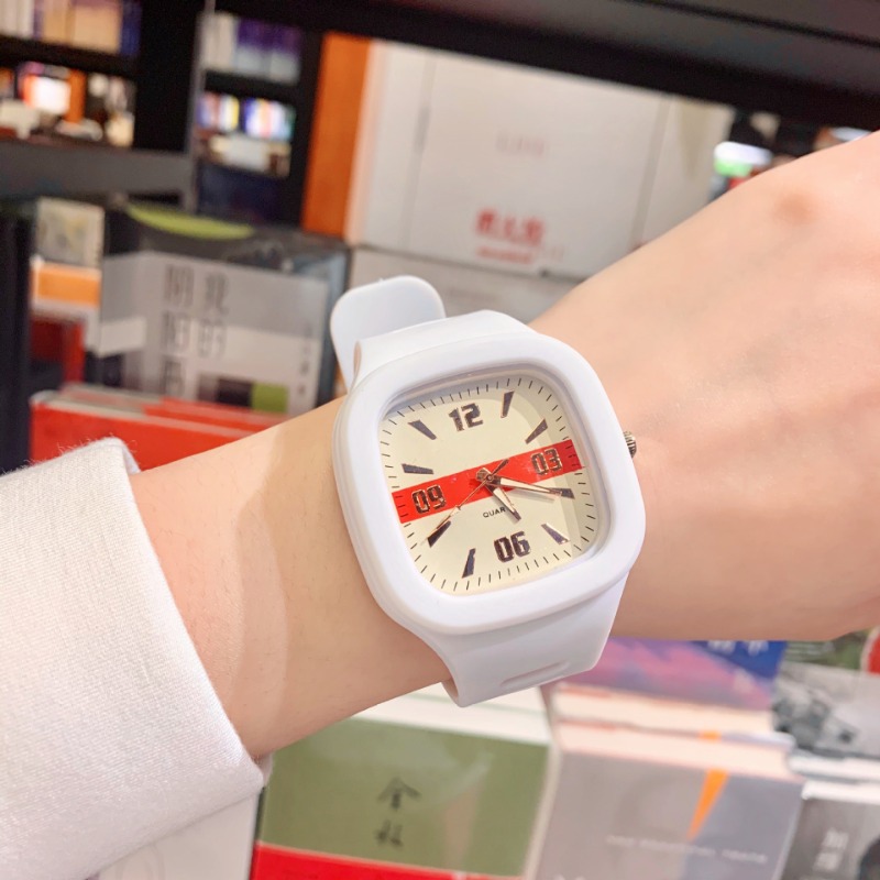 ساعة إلكترونية مربعة من السيلي - مراجعة Outdoor Sport Watch وسعره