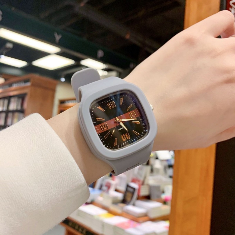 ساعة إلكترونية مربعة من السيلي - مراجعة Outdoor Sport Watch وسعره